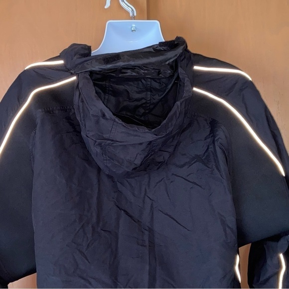 AMERICAN Team Sports Pro Celebrity jacket with hidden hood and generous pockets. - Picture 6 of 7